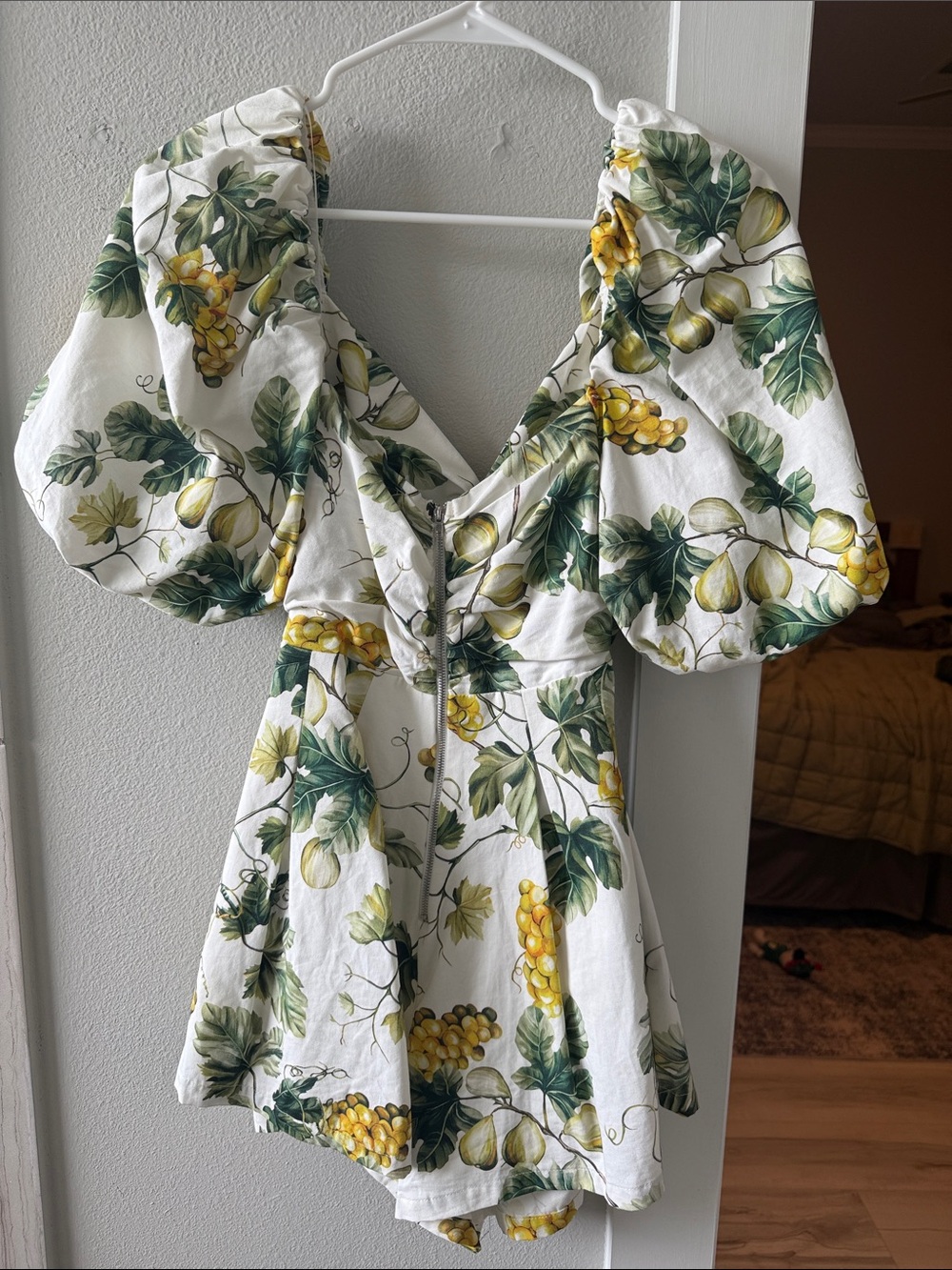 Women’s White Floral Puff-Sleeve Romper - Picture 2 of 4